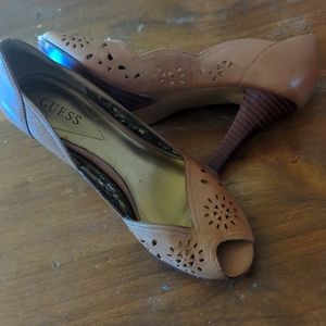 Wooden heel Guess Vintage Cutout shoes!